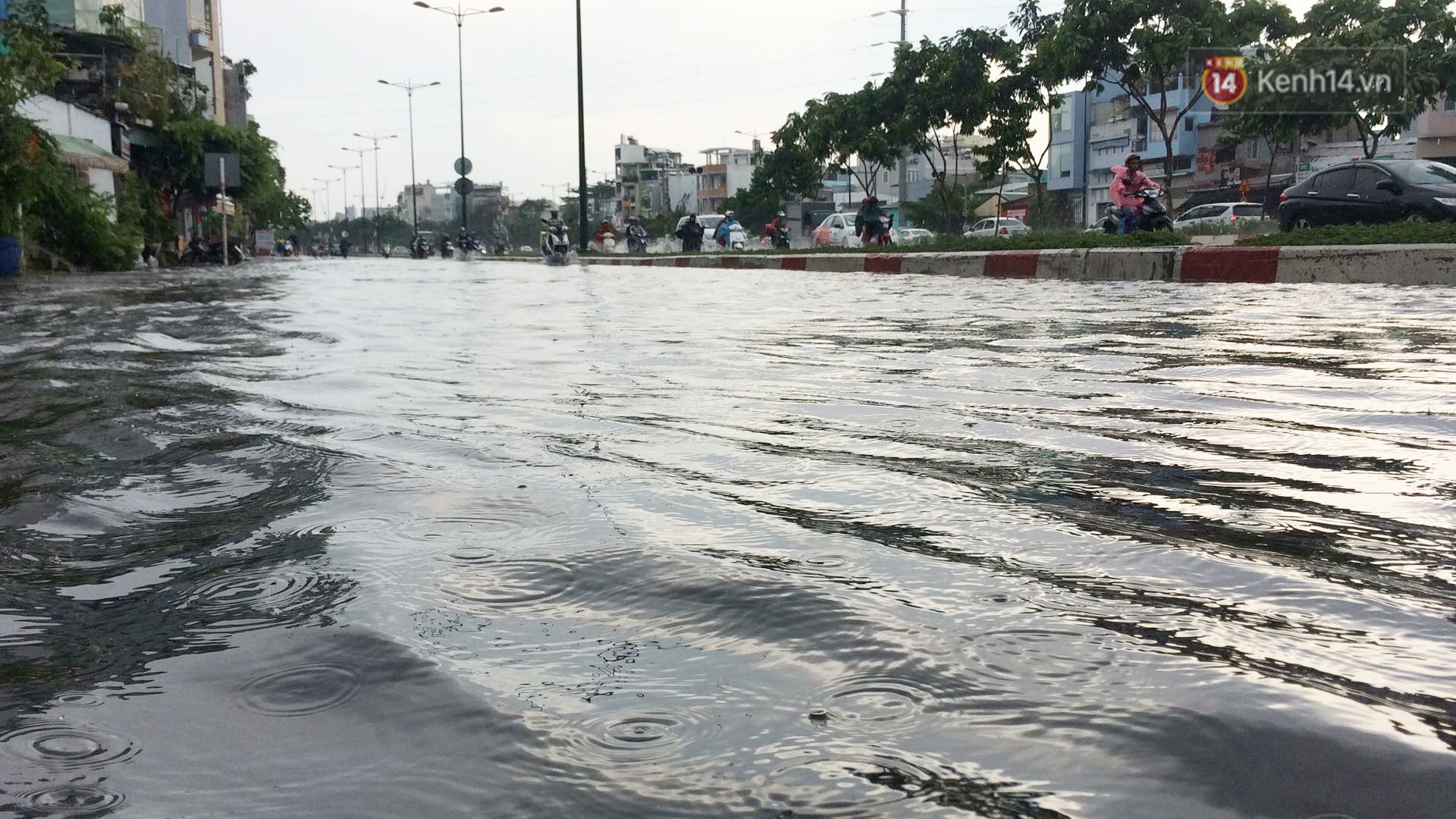 Mưa lớn bất chợt chiều 30/4, người Sài Gòn dắt xe đi bộ trên đường do chết máy